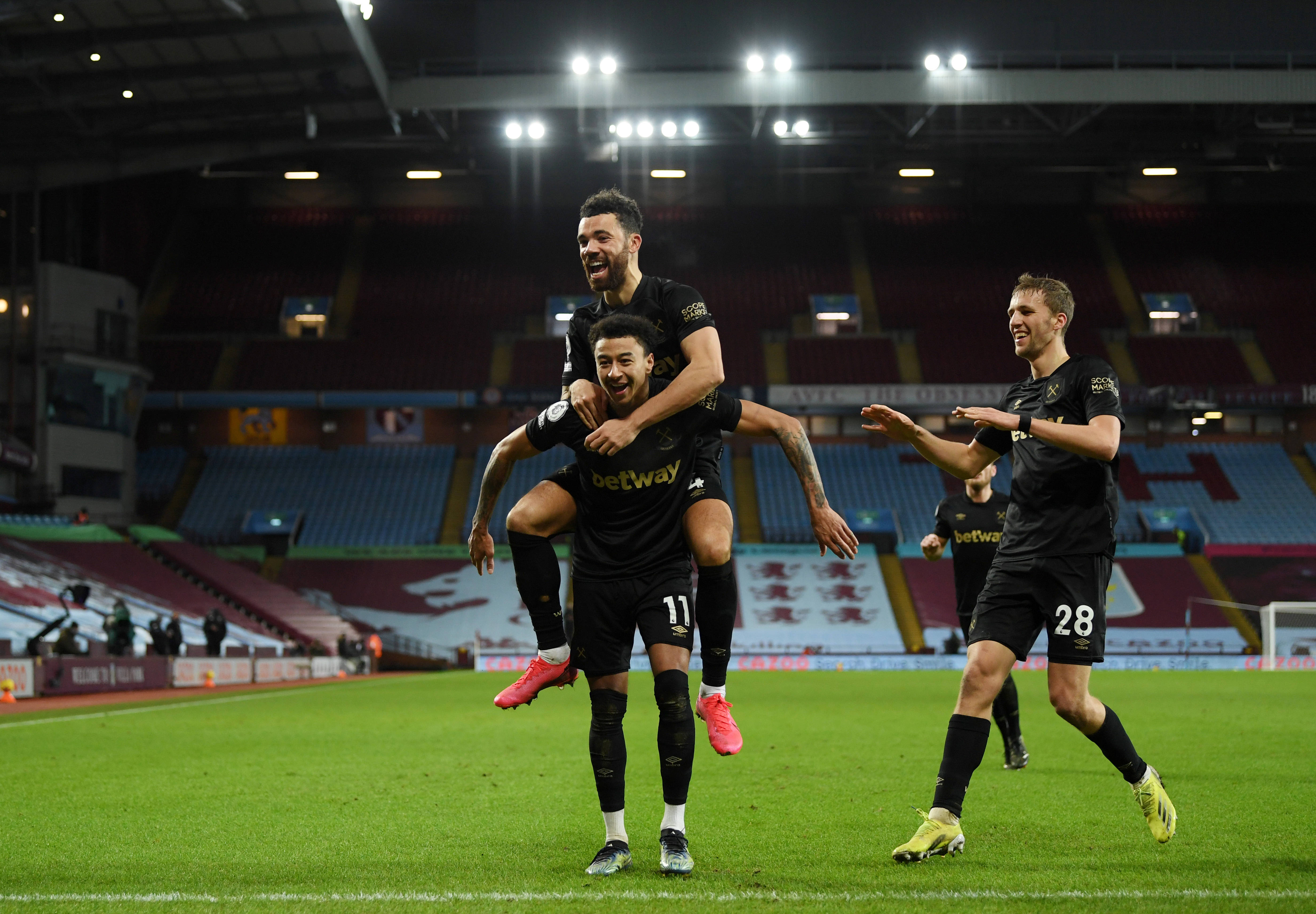 强强对话变菜鸡互啄？数据：热刺无缘＂三杀＂曼联（强强之战成互啄？数据：热刺恐无缘对曼联三连杀）