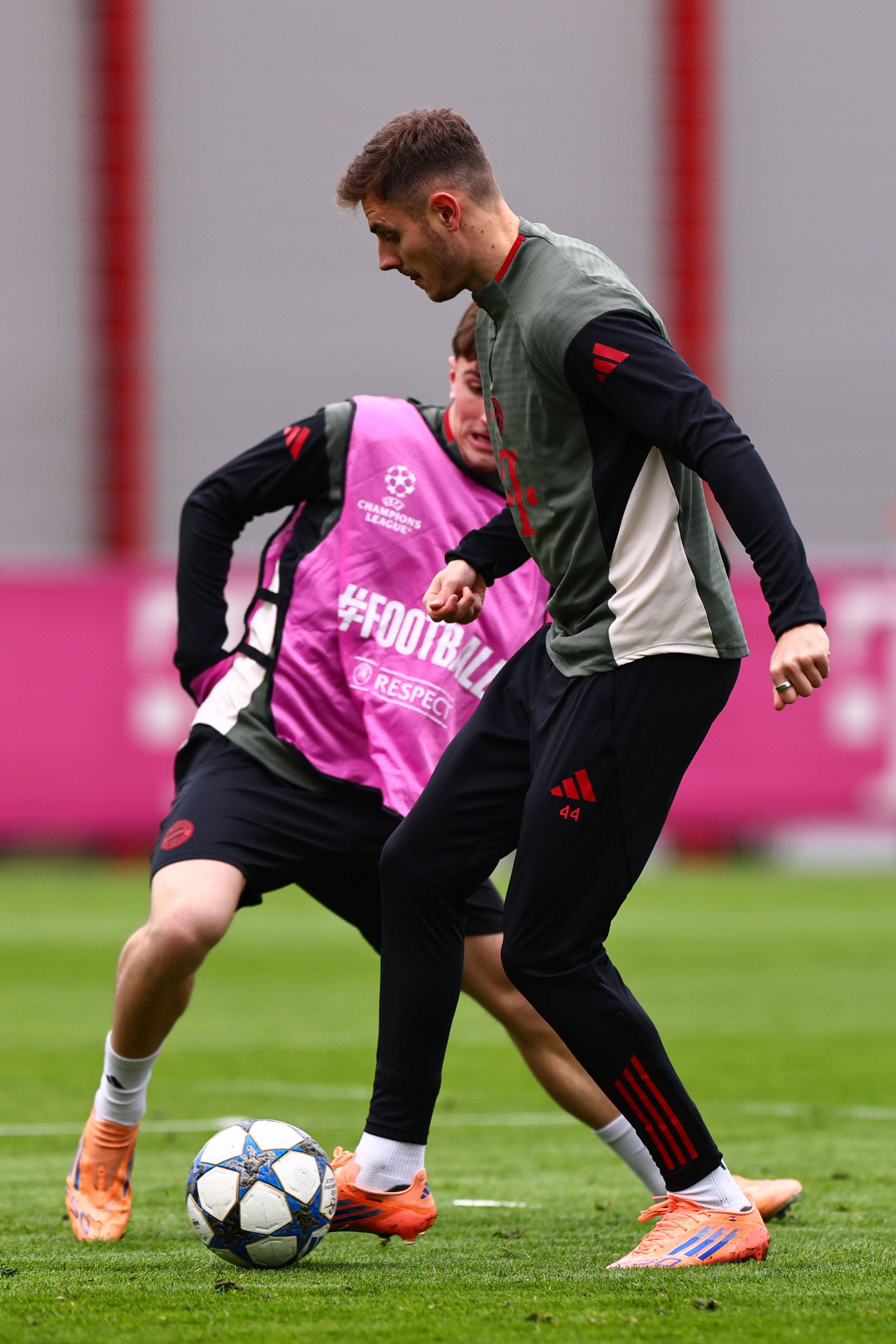 图片报：拜仁极端球迷团体故意燃放烟火以避开欧冠淘汰赛禁令（德媒图片报：拜仁激进球迷团为规避欧冠淘汰赛禁令故意燃放烟花）